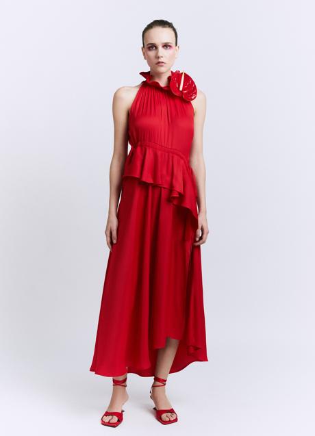 Vestido rojo con escote halter de Sfera (49,99 euros)