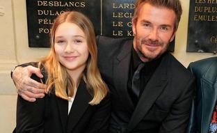 Harper Beckham, un icono de estilo en la Semana de la Moda de París: así es el look que ha llevado a juego con David Beckham