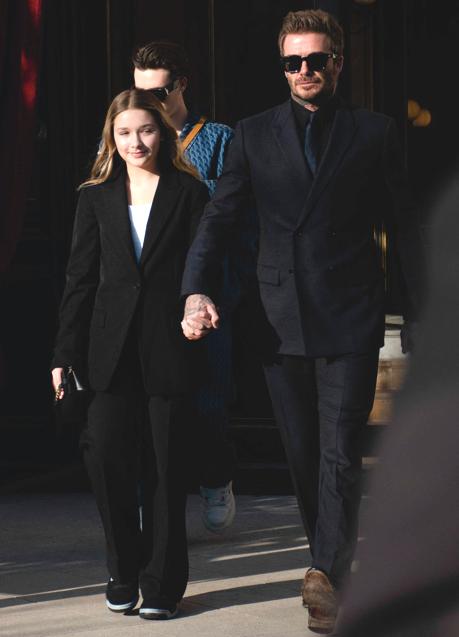 Harper de la mano de su padre David Beckham. / GTRES