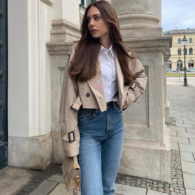 Trench cortos: la chaqueta ponible y elegante que más llevan las influencers en primavera