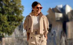 Trench cortos: la chaqueta ponible y elegante que más llevan las influencers en primavera