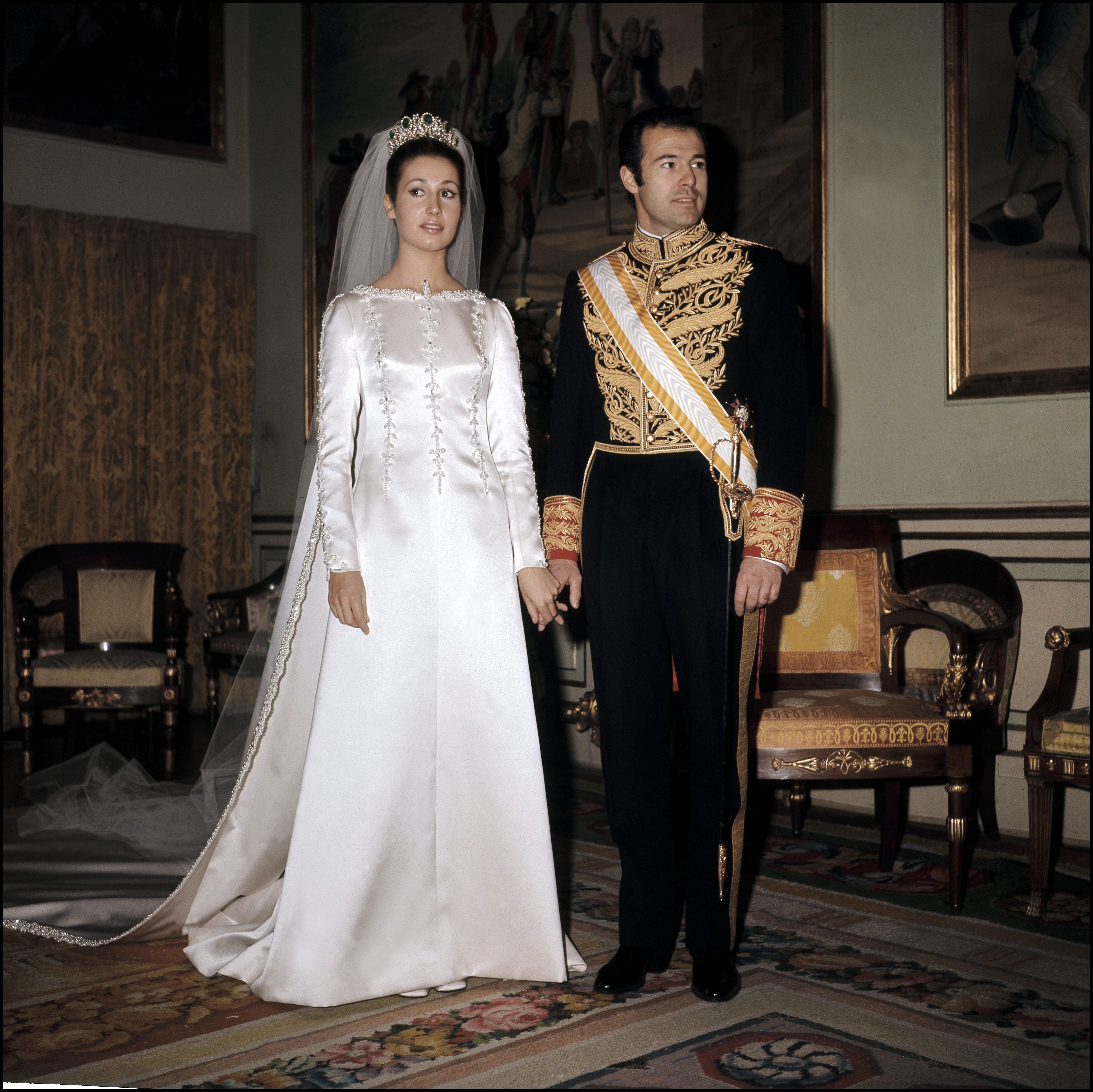 Así fue la boda de Carmen Martínez-Bordiú y Alfonso de Borbón: vestido de Balenciaga, royals de segunda y un matrimonio sin amor que fracasó