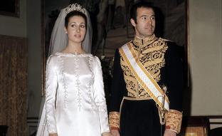 Así fue la boda de Carmen Martínez-Bordiú y Alfonso de Borbón: vestido de Balenciaga, royals de segunda y un matrimonio sin amor que fracasó