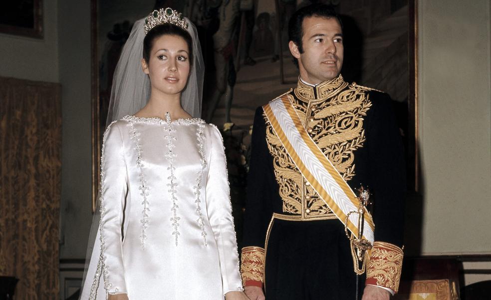 Así fue la boda de Carmen Martínez-Bordiú y Alfonso de Borbón: vestido de Balenciaga, royals de segunda y un matrimonio sin amor que fracasó