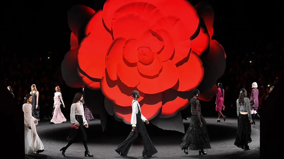 Semana de la Moda de París: Chanel se inspira en las camelias como flor insignia de la maison y Louis Vuitton en una estética urbana con sofisticación