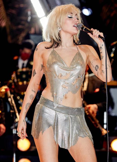 Singer Miley Cyrus in concert/@mileycyrus