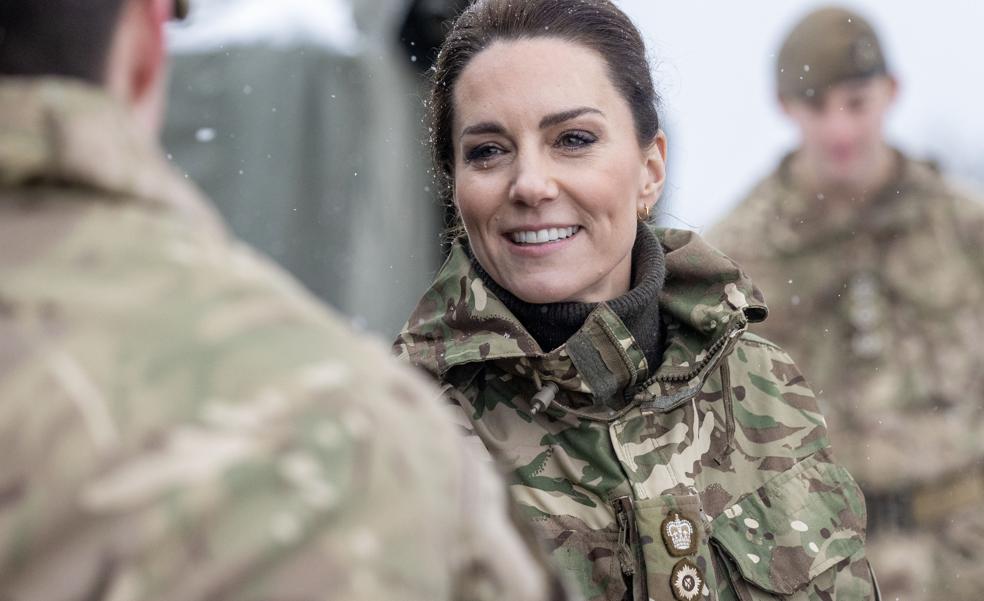 Kate Middleton se une a la moda de los pantalones cargo low cost con un modelo favorecedor, elegante y muy rebajado