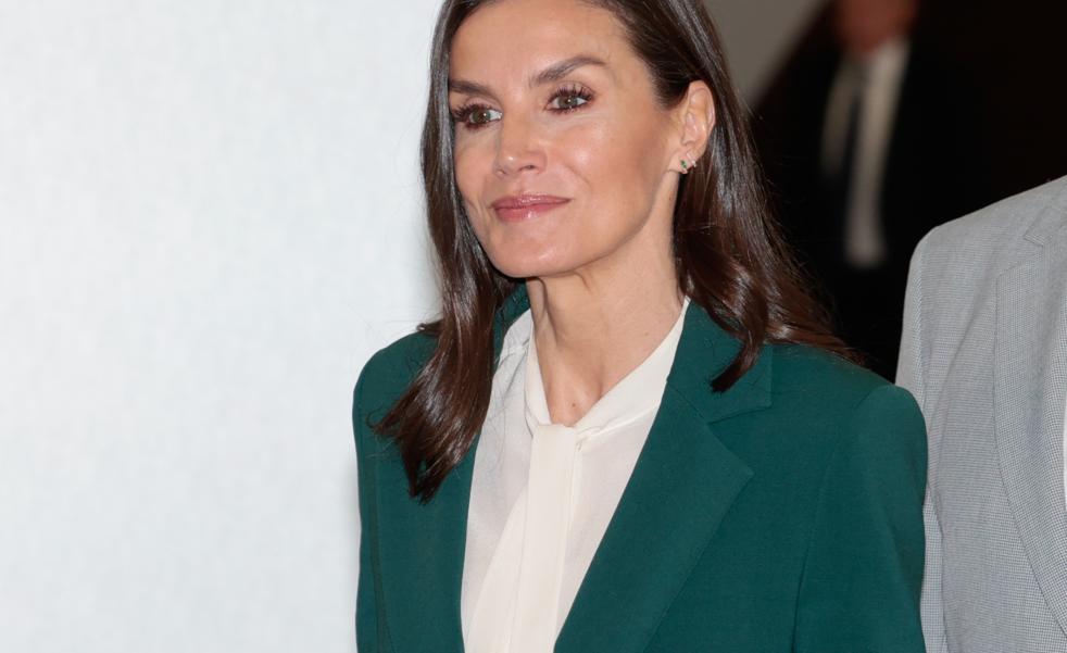 La reina Letizia arrasa con el truco de estilo favorito de las francesas: la blusa elegante que puedes comprar baratísima en Mango