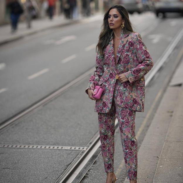 Flechazo con el traje estampado de flores de Zara con el que enamorarás a diario y en eventos