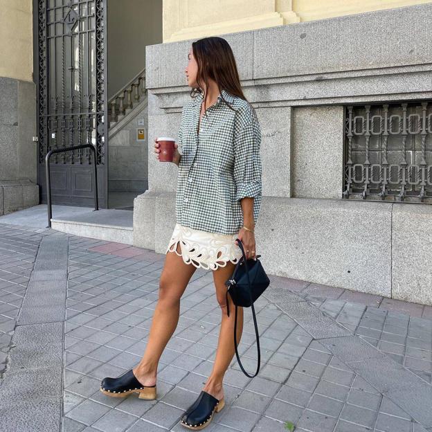 Las zapatillas más cómodas para los looks de diario son estas made in Spain que ha llevado Eva González