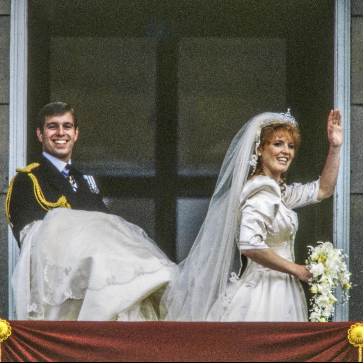 LOS WINDSOR más escandalosos Sarah Ferguson y el príncipe Andrés dos bichos raros en el Palacio de Buckingham Mujer Hoy