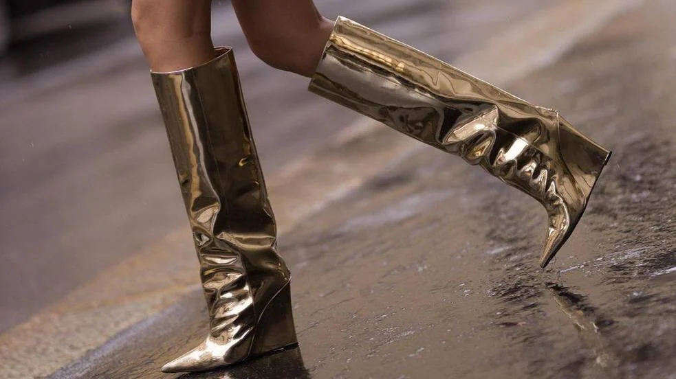 Los zapatos dorados elegantes que arrasan en el street style y harán que tus looks parezcan de lujo