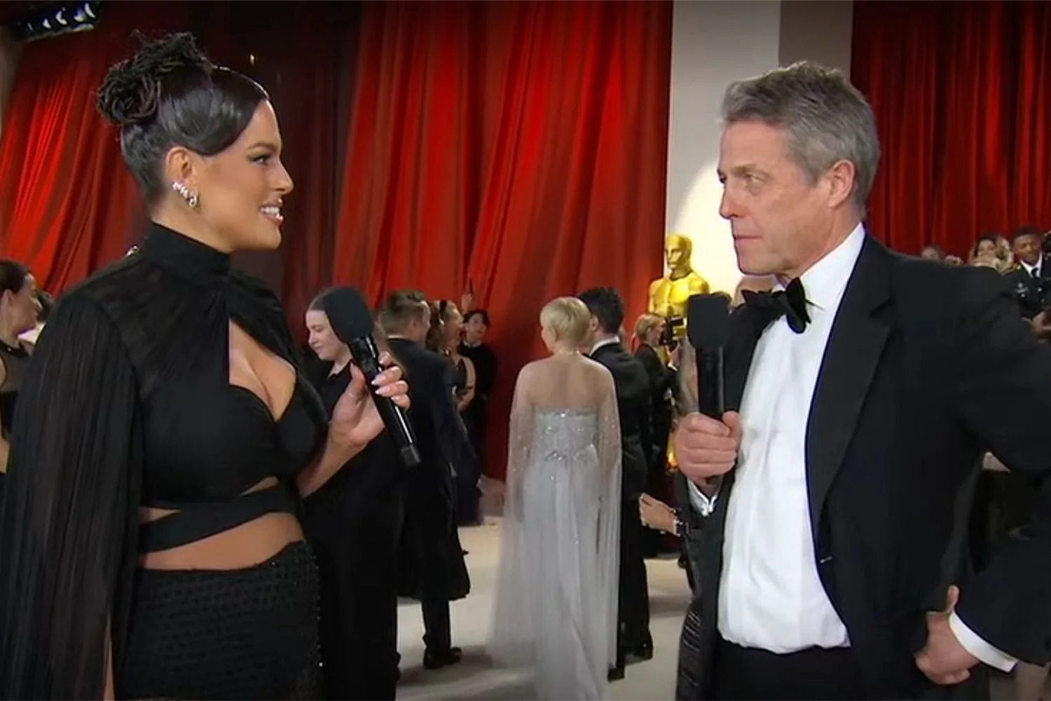 La incómoda entrevista de Ashley Graham a Hugh Grant en la alfombra roja de los Oscar. /abc