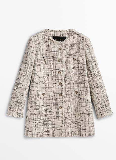 Chaqueta larga tweed con botones dorados de Massimo Dutti. (149 euros). Disponible en todas las tallas.