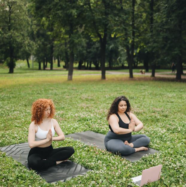 Mujeres haciendo yoga