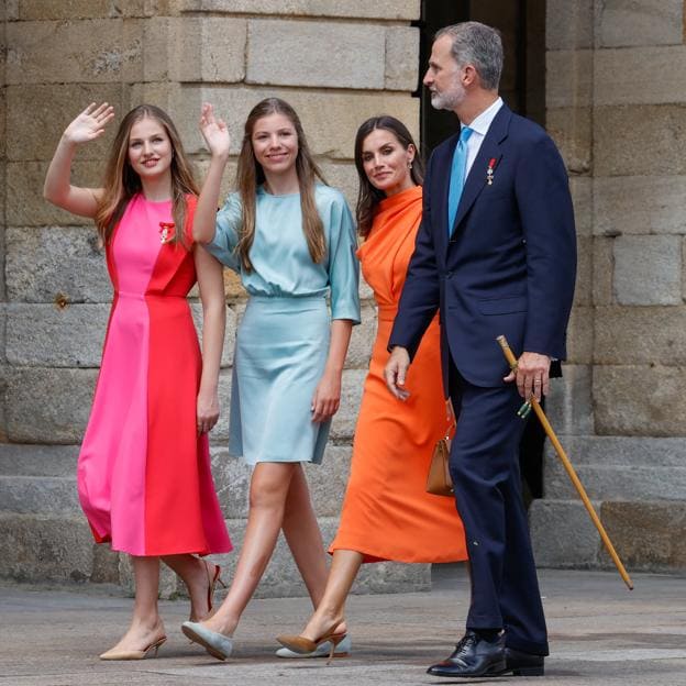Los reyes Felipe y Letizia con sus hijas en la Ofrenda del Apostol en Santiago de Compostela.