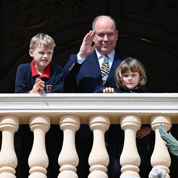 El saludo desde el balcón de Alberto de Mónaco con sus hijos que ha desatado los rumores.