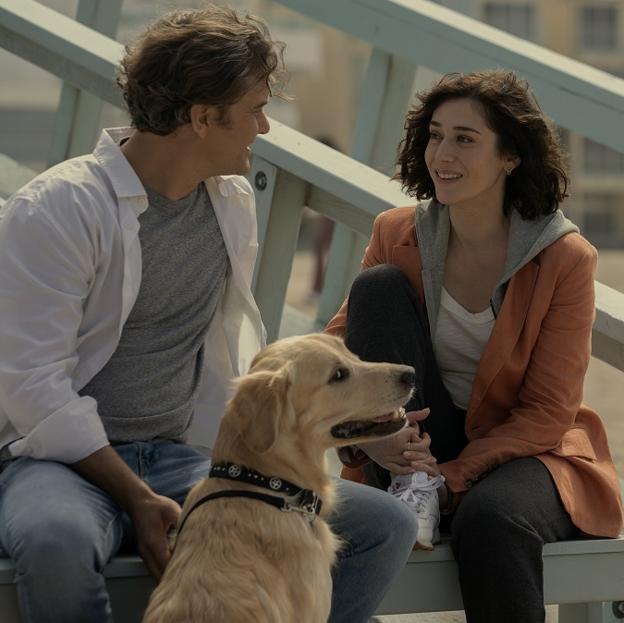 Lizzy Caplan y Joshua Jackson en una imagen de la serie Atracción fatal. 