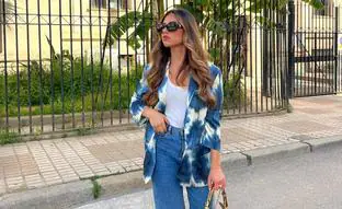 La blazer estampada de Zara que se ha vuelto viral por lo mucho que favorece y mejora looks básicos
