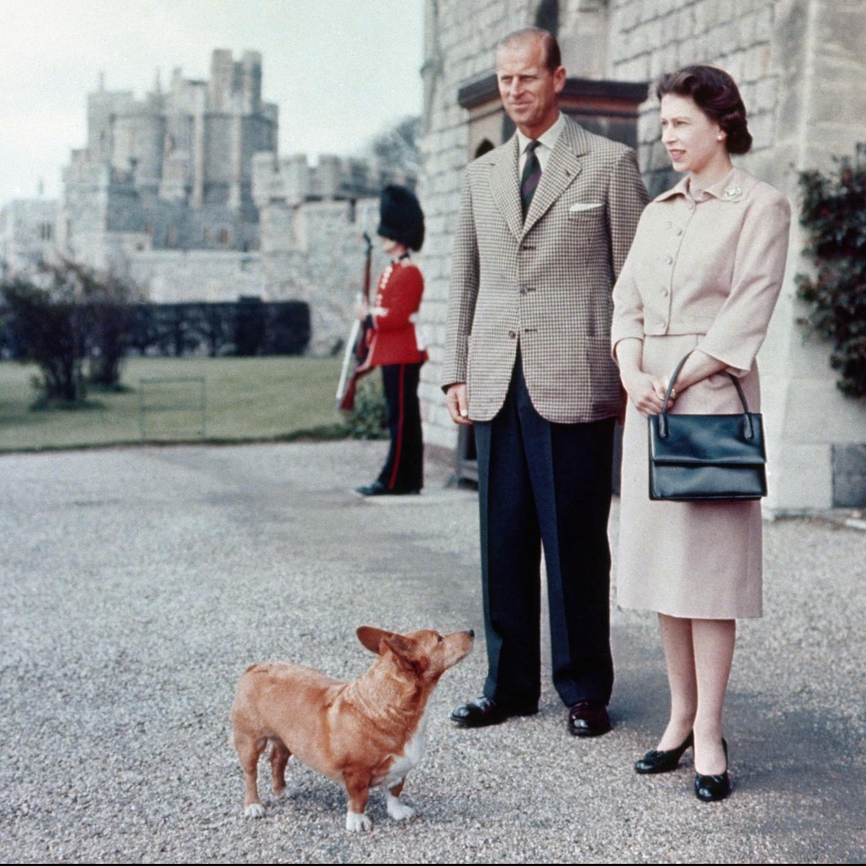 Felipe de Edimburgo, la reina Isabel y uno de sus corguis./gtres