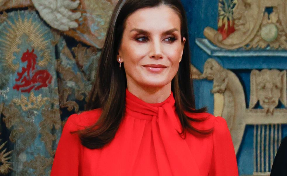 La reina Letizia estrena el vestido rojo que adoran las francesas: así es su truco de estilo favorito para ser la más elegante