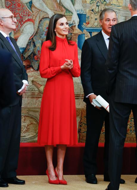 La reina Letizia con un vestido rojo. / GTRES