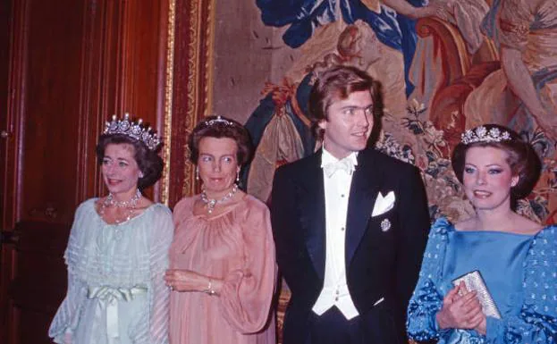 Las tiaras de la familia Fürstenberg, a subasta: la de perlas y diamantes (a la izquierda), y la de turquesas (a la derecha).