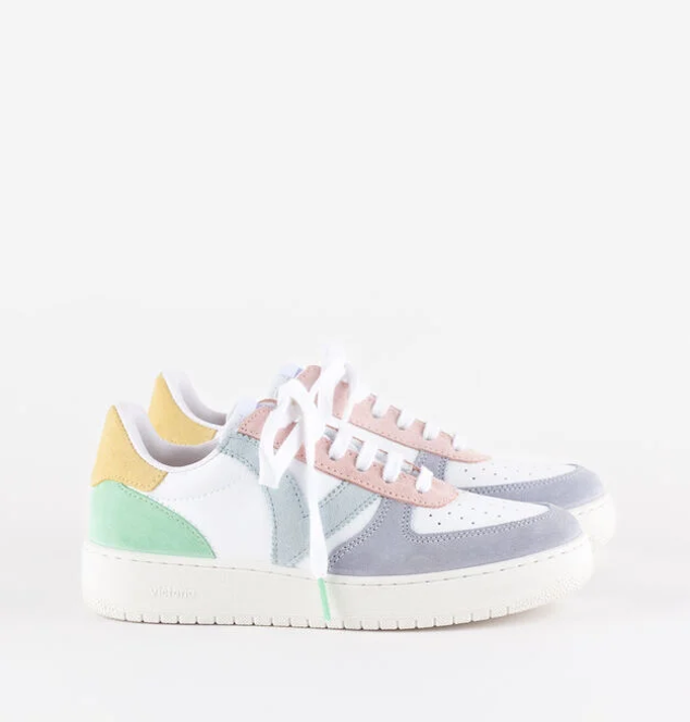 Las zapatillas cómodas y coloridas perfectas para mejorar tus looks de diario de la primavera