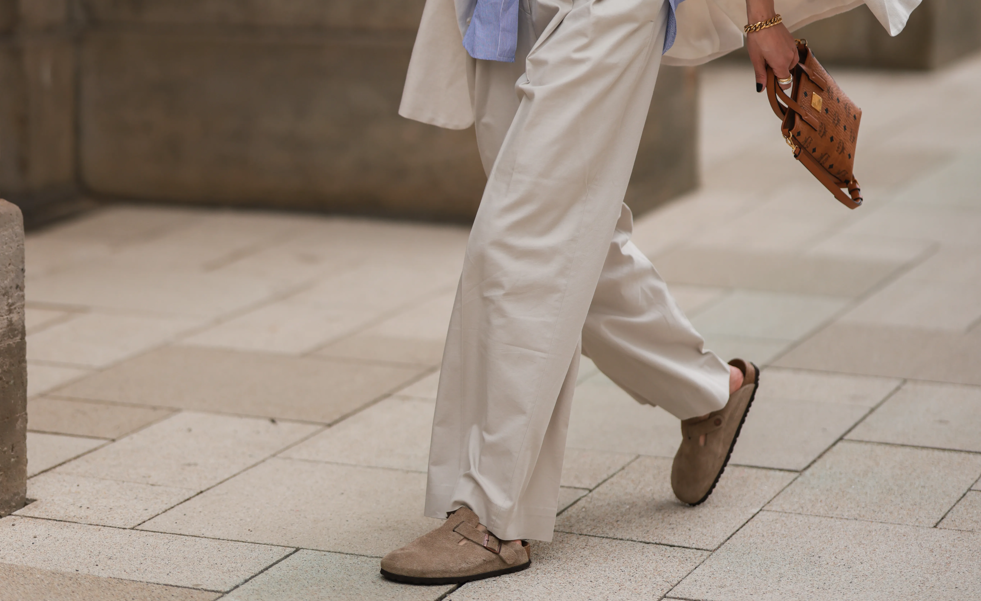 Cómo llevar los zuecos cómodos que triunfan entre las influencers y que son los zapatos más buscados de la primavera