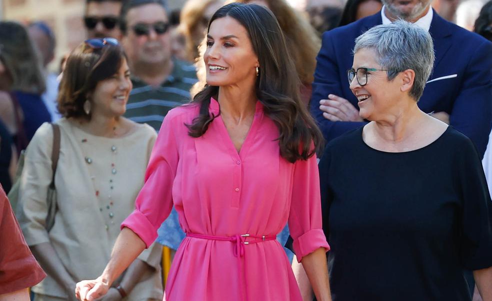 El vestido rosa plisado de Mango de 50 euros que le quedaría ideal a la reina Letizia