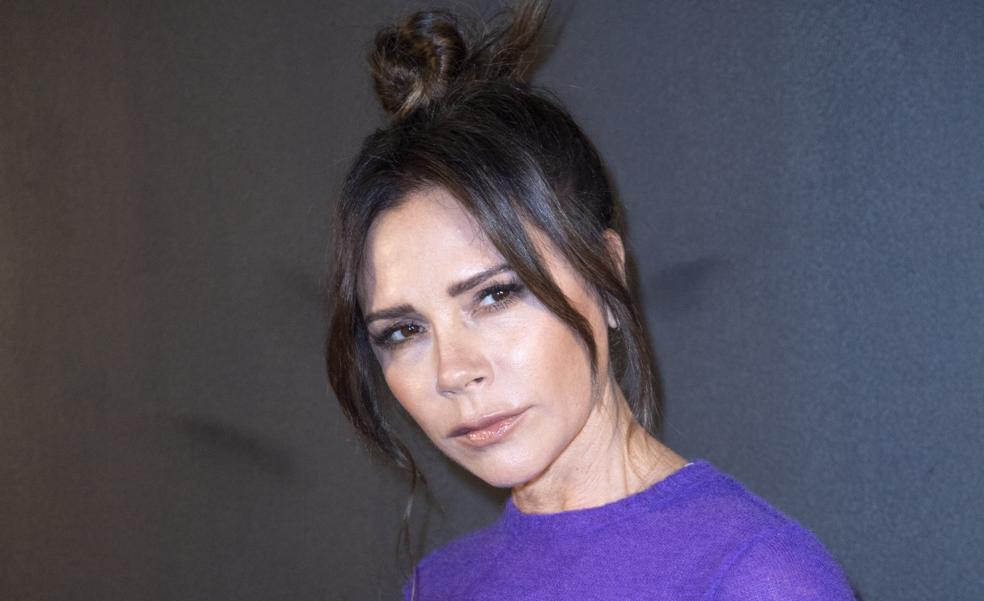 El truco facilísimo (con efecto lifting) que Victoria Beckham usa para maquillarse los ojos ahumados