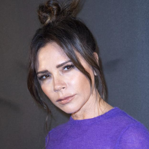 El truco facilísimo (con efecto lifting) que Victoria Beckham usa para maquillarse los ojos ahumados