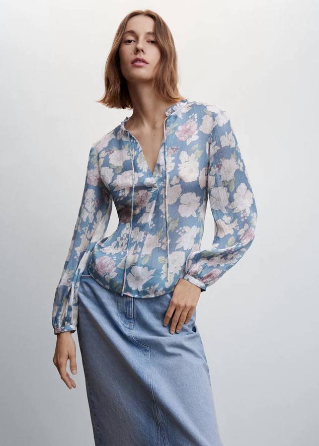 Las camisas con estampado de flores más bonitas para mejorar tus looks de diario en primavera