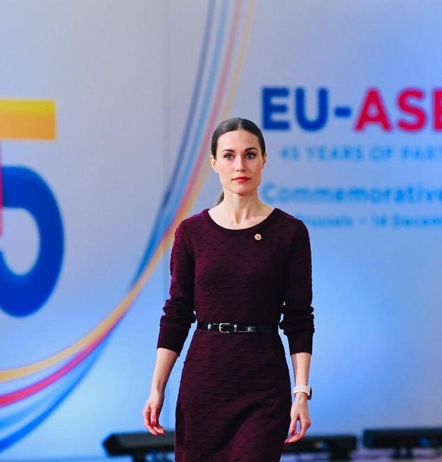 El estilo de Sanna Marin, la primera ministra finlandesa que arrasa con los mejores looks de oficina (y que hace la competencia a Ayuso)