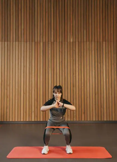 Woman doing squats/PEXELS