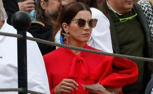 Virginia Troconis copia a la reina Letizia: el look rojo con chaqueta de Zara con el que acertar seguro