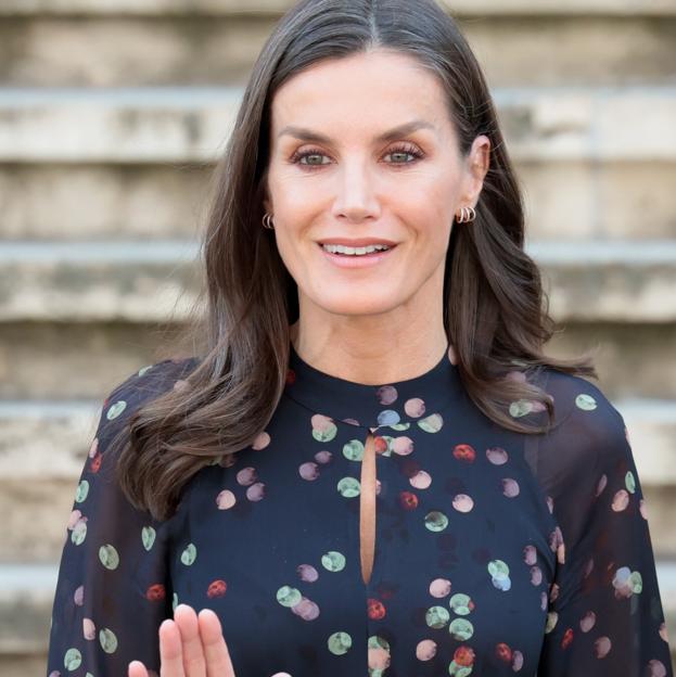 Las bailarinas elegantísimas y primaverales para looks formales que encuentran las celebrities en Mango