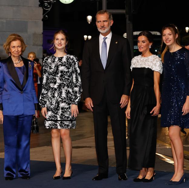 La infanta Sofía junto al núcleo duro de la familia real, que incluye a la reina Sofía, cómplice de muchos de los eventos y planes de las hijas del rey.