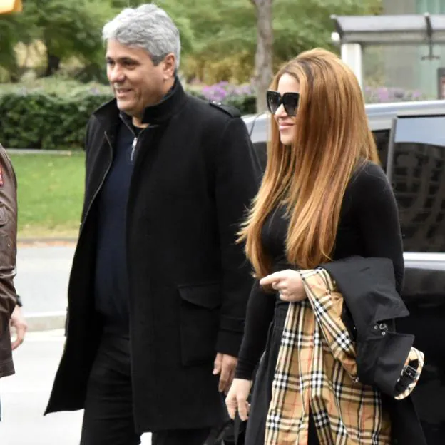 Tonino Mebarak se ha convertido en la sombra de Shakira en los momentos más difíciles de su divorcio de Gerard Piqué. Ya prepara la marcha de la cantante y sus hijos a Miami. 