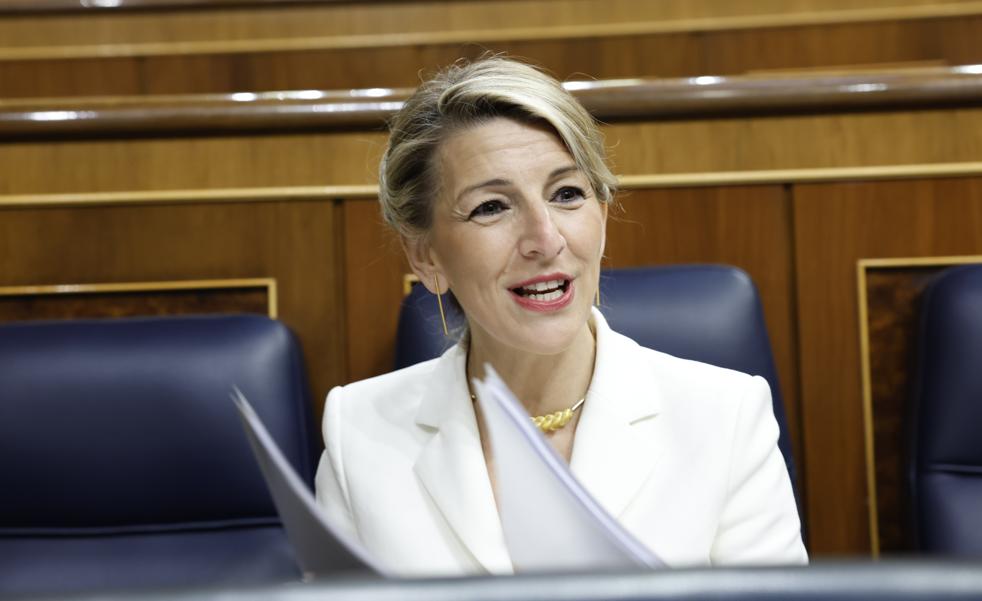 Yolanda Díaz arrasa con su look más elegante en la moción de censura: un traje blanco con truco que estiliza y favorece