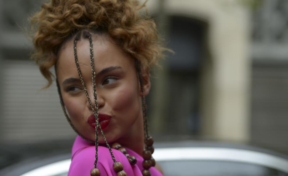 El peinado favorito de las chicas de pelo rizado es el curly rock braid y este es el paso a paso para conseguirlo