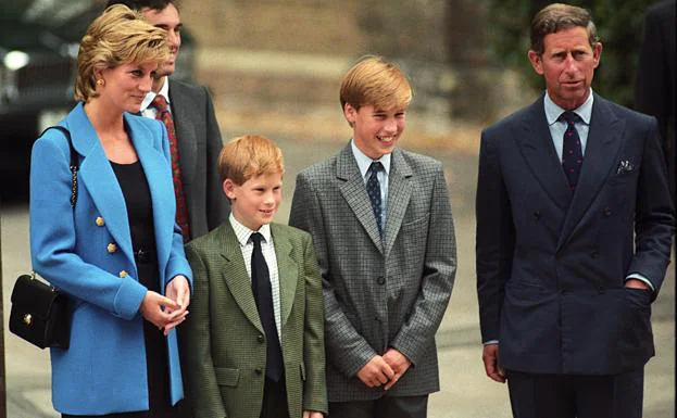 Guillermo y Harry con sus padres, Diana Spencer y Carlos III.