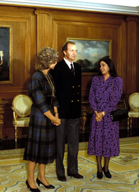 Isabel Pantoja con la reina Sofía y el rey Juan Carlos I en el palacio de la Zarzuela.