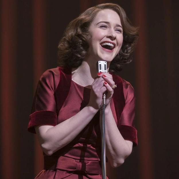 Rachel Brosnahan como la señora Maisel.