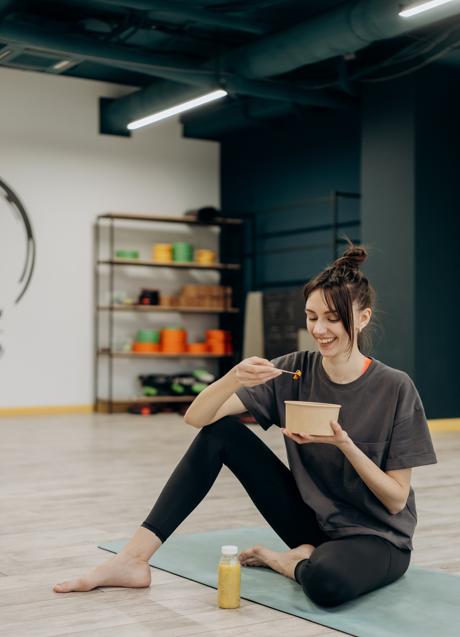 Mujer comiendo/PEXELS