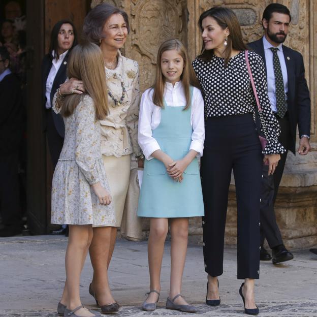 Imagen de las dos reina con la princesa Leonor y la infanta Sofía, poco después del momento de tensión dentro de la catedral de Palma.