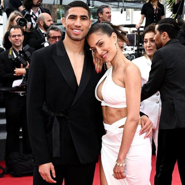 La actriz Hiba Abouk y su marido, el futbolista Achraf Hakimi, en el Festival de Cannes en 2022. 