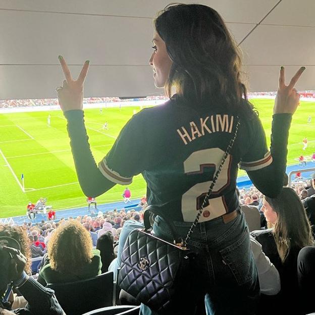 La actriz Hiba Abouk apoyando a su marido antes de un partido. 