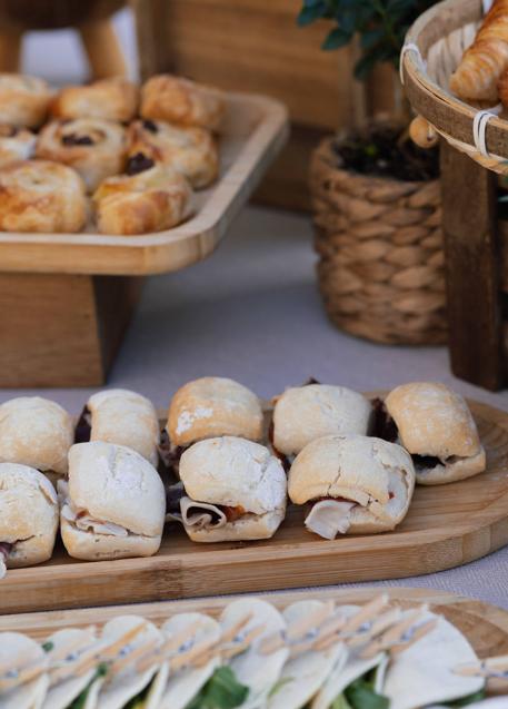 Delicioso desayuno servido por VE-GA Catering en el Jardín de Vocento.