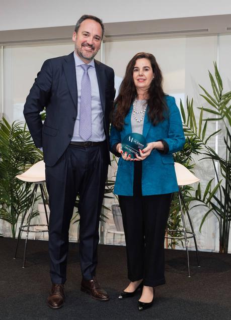 Juan Vilda, director de acuerdos de distribución de MAPFRE ESPAÑA ha entregado el premio a Elena Gris, directora de marketing de Hyundai.